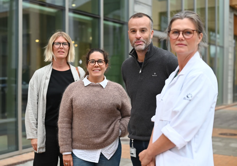Fyra personer står utanför Skånes universitetssjukhus där de har berättat om Magnetmodellen.