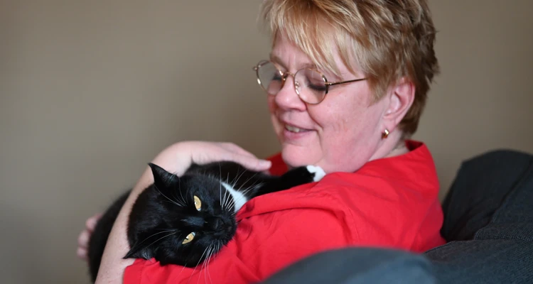 Camilla Jälmeneng myser med katten Busan på äldreboendet.