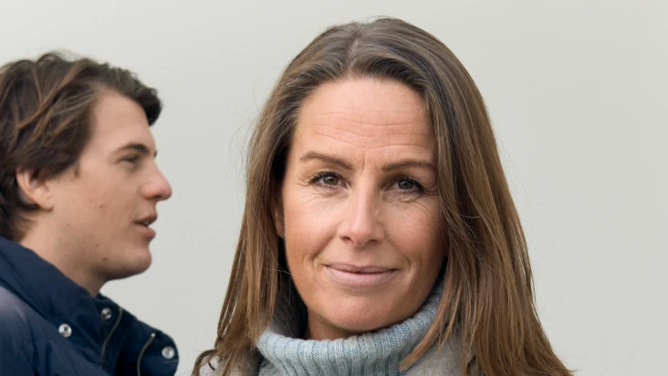 En man och en kvinna som står bredvid varandra