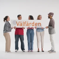 Fem personer i olika åldrar står och håller tillsammans en skylt med ordet välfärden.