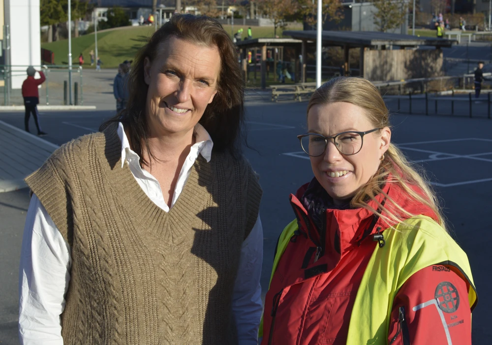 Helena Pålsson och Linnea Starring på skolgården.