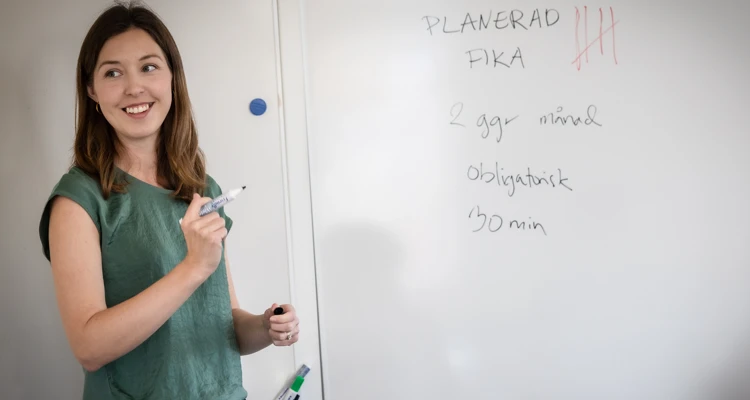 Johanna Grönström summerar förslaget om fika på vita tavlan.