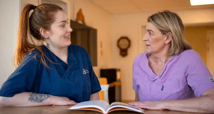 Denise Sköld reflekterar med sin handledare Annika Karlsson.