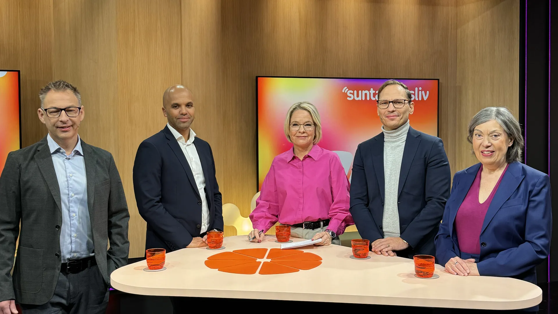 En grupp människor som står runt ett bord
