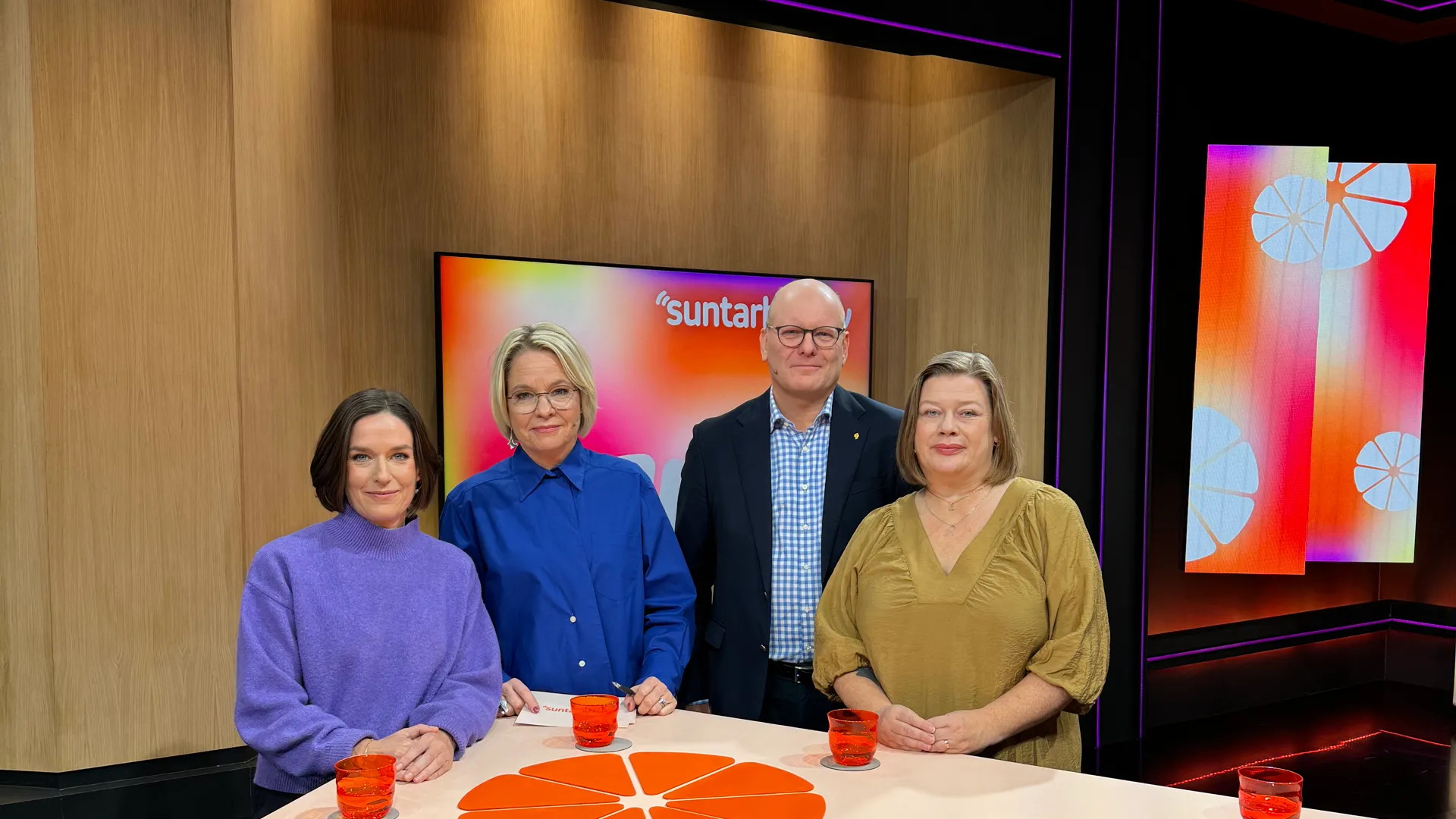 En grupp människor som står runt ett bord