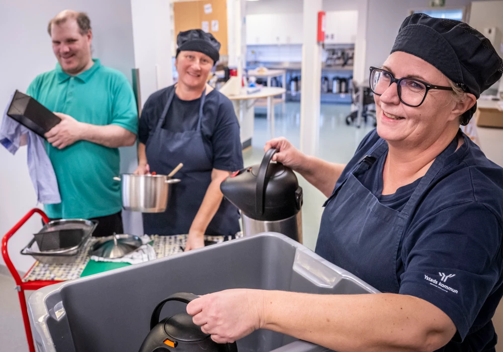 Deltagare och personal på daglig verksamhet i Ystad packar grejer och pratar.