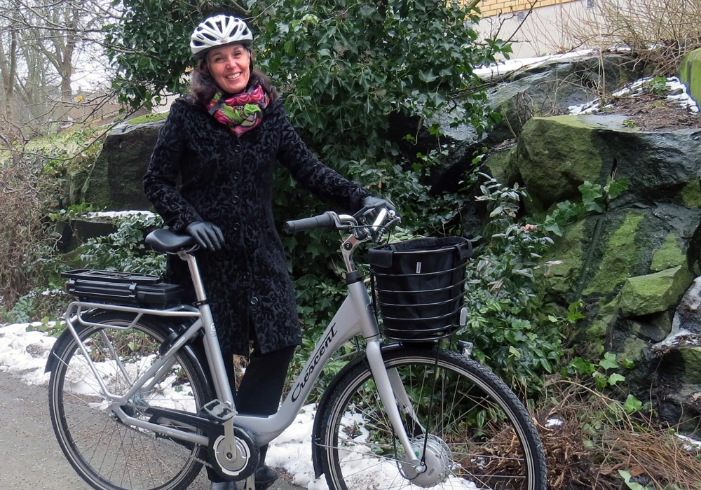 Krstina Taremark utomhus med cykelhjälm vid elcykel, avsiktsförklaring