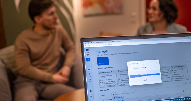 Bildskärm på laptop visar AI för transkribering i socialtjänsten.