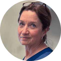 En kvinna i blå skjorta ler. Anna-Lena Alfreds, verksamhetschef på akutmottagningen Östersunds sjukhus.