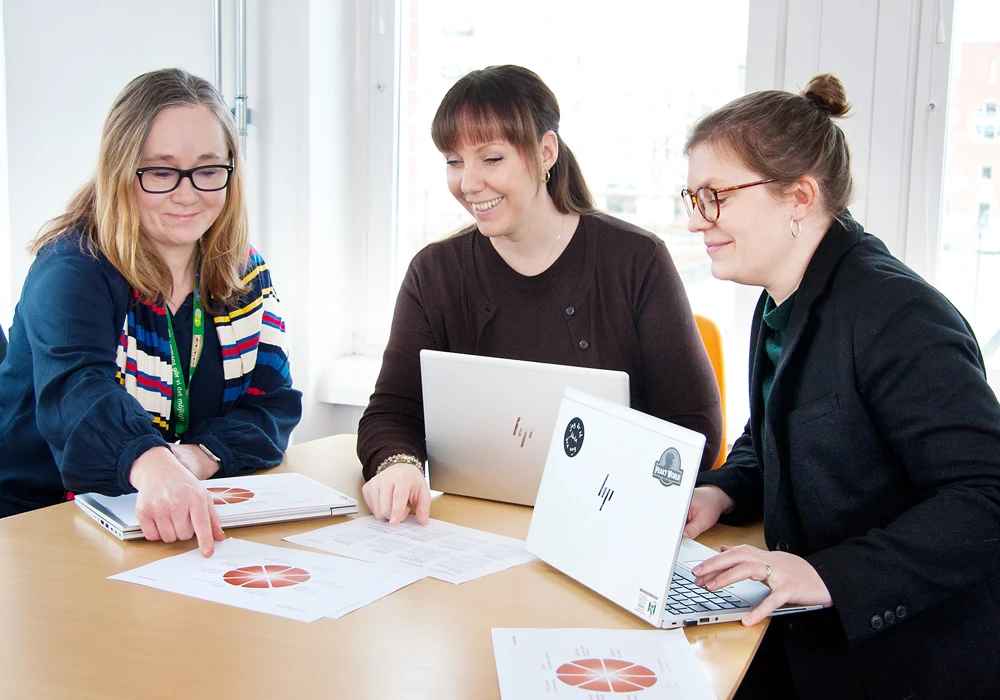 Hr och huvudskyddsombud tittar på resultatet av friskfaktormätning i medarbetarbetarundersökningar i Malmö stad.