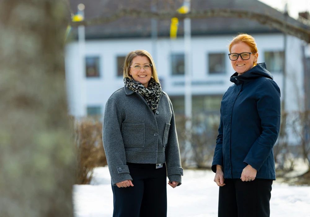 Skyddsombud och chef i Nordmalings kommun som gått utbildning i arbetsmiljö. De står utanför kommunhuset.