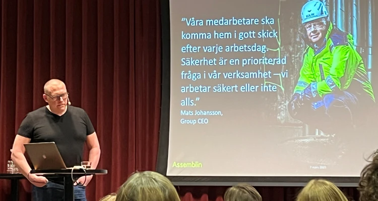 Huvudskyddsombudet Niklas Jensen från Assemblin berättar på en konferens om deras arbete mot självmord.