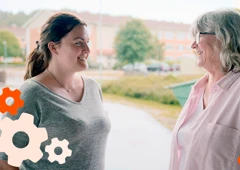 Två kvinnor samtalar, en bild från SAM-verkstan.