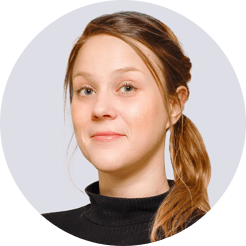 En kvinna i en svart tröja med polokrage poserar för en bild. Essi Kalliolahti, finska Arbetshälsoinstitutet, har forskat om att cykla till jobbet.