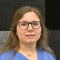 Porträtt på chefen Rebecka Nilsson som dragit igång friskfaktorarbete på barn- och ungdomshabiliteringen.