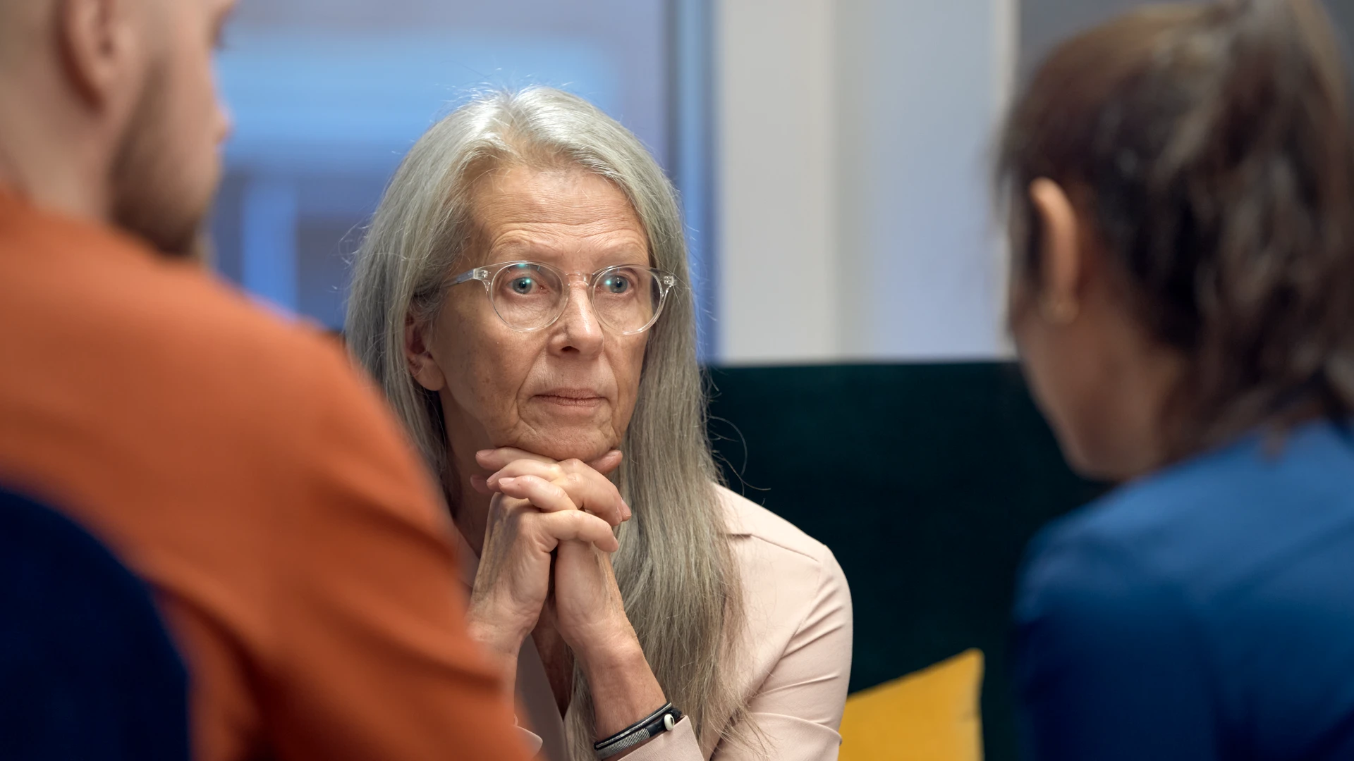 Tre personer sitter och pratar.
