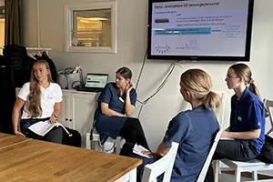 Hemrehabiliteringen föreläser för hemtjänsten om hur man använder hjälpmedel.