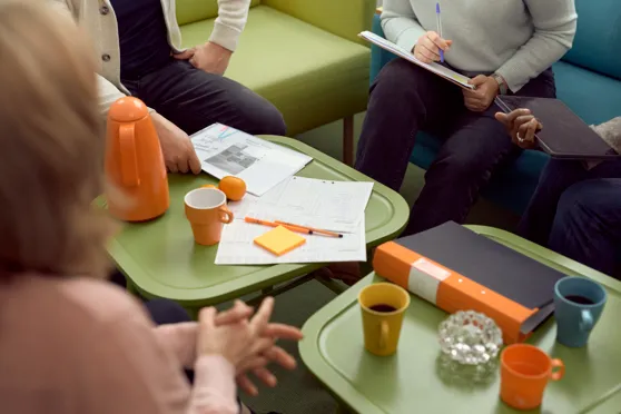 En grupp människor som sitter runt ett bord