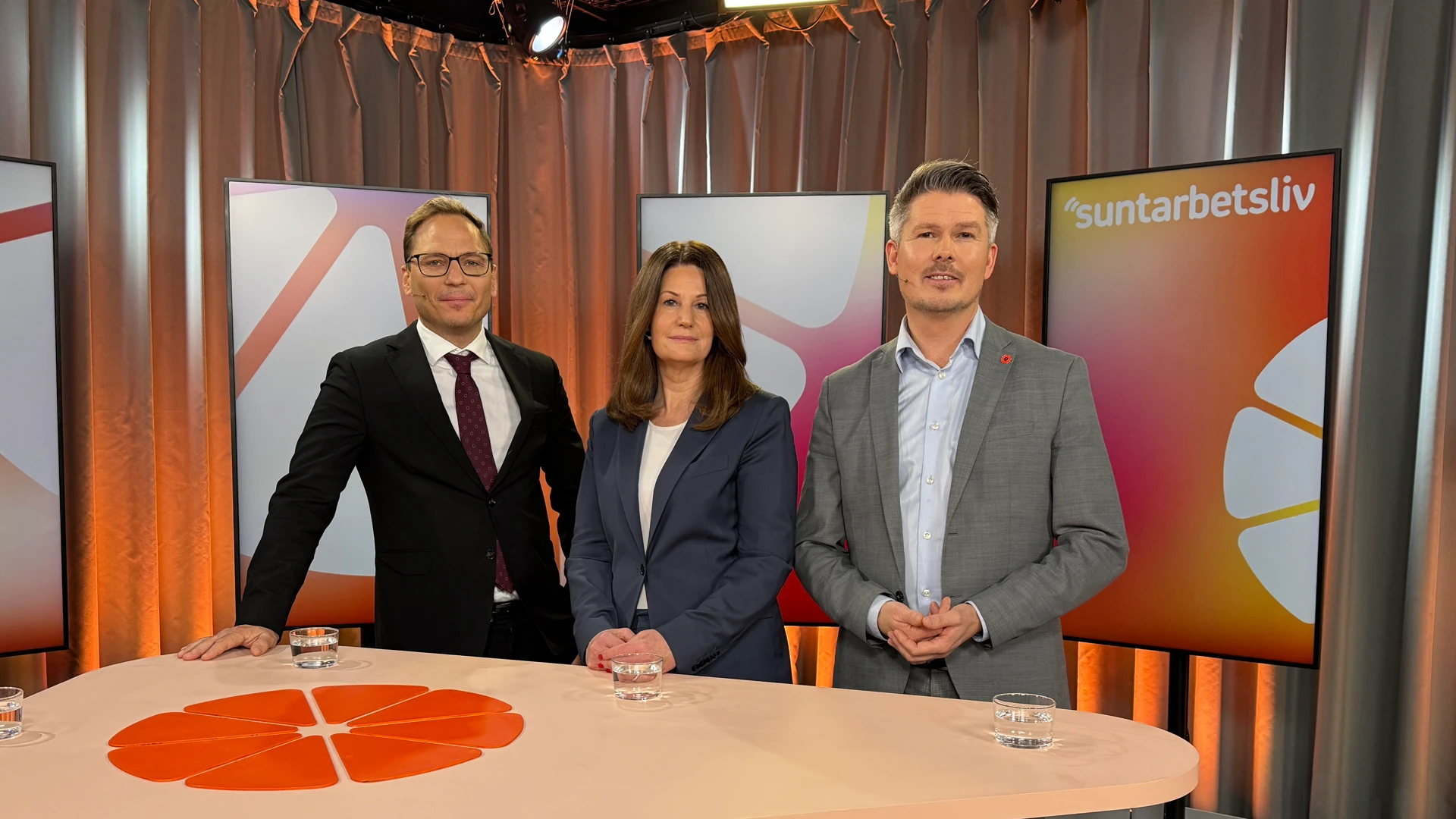 Tre personer står i studion inför inspelningen av Studio Friskfaktor.