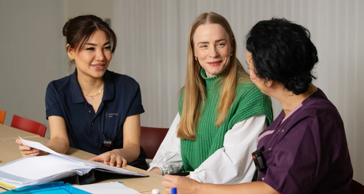 Anisa Hussaini, Maria Widäng och Yanisley Pacheco i Gråbergets hemtjänst.