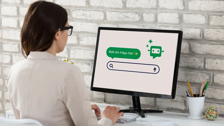 En kvinna sitter framför en dator, med AI-assistenten Sesam på skärmen.