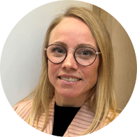 Emma Brulin forskar om skadligt bruk och alkoholproblem på jobbet.