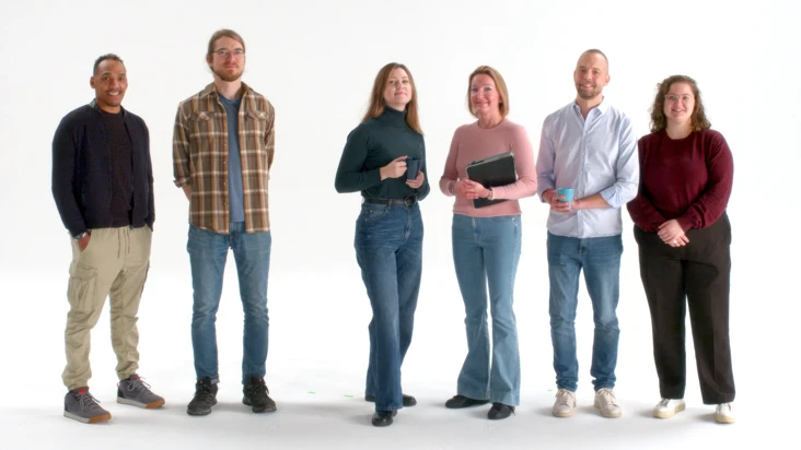 En grupp människor som står bredvid varandra.