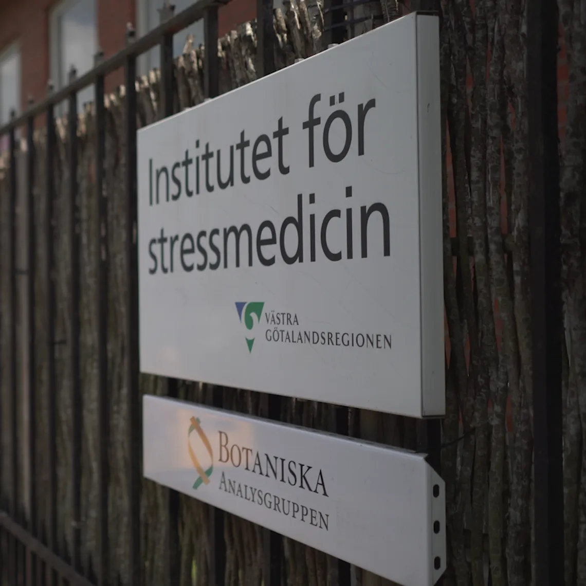 En skylt där det står Institutet för stressmedicin.