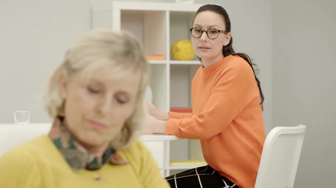 Två kvinnor sitter i ett personalrum.