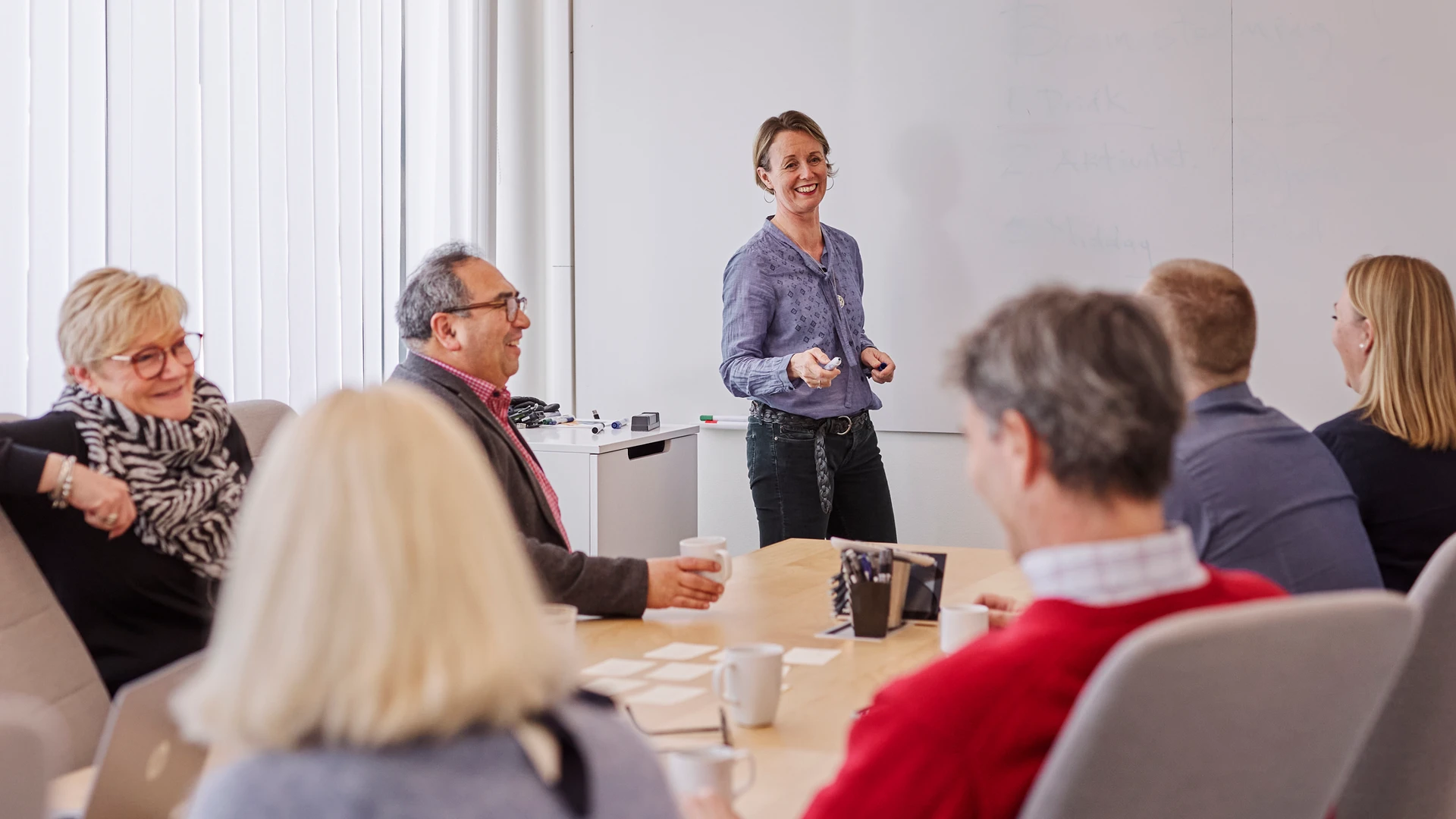 En grupp människor sitter vid ett konferensbord.